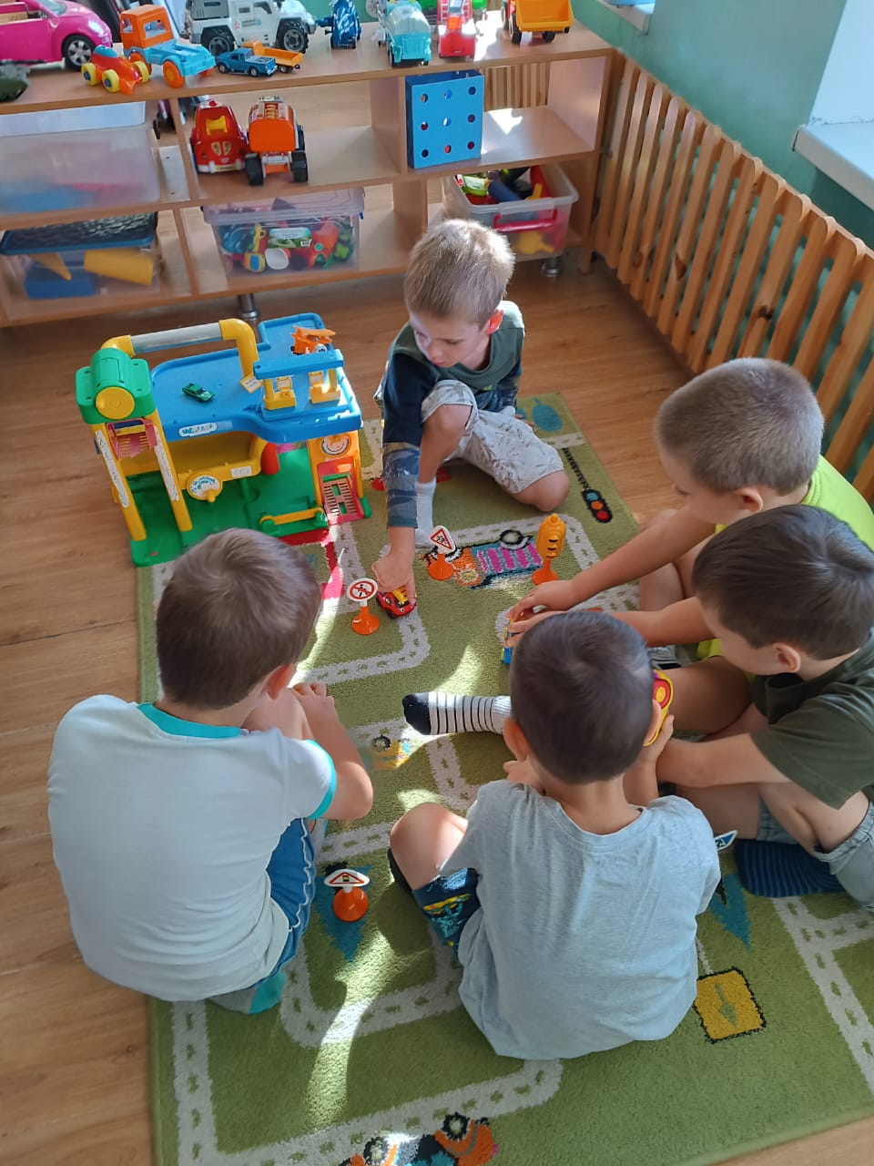 дети играют в игы по ПДД