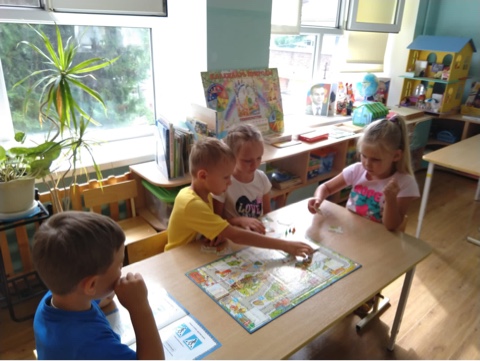 дети играют в игы по ПДД