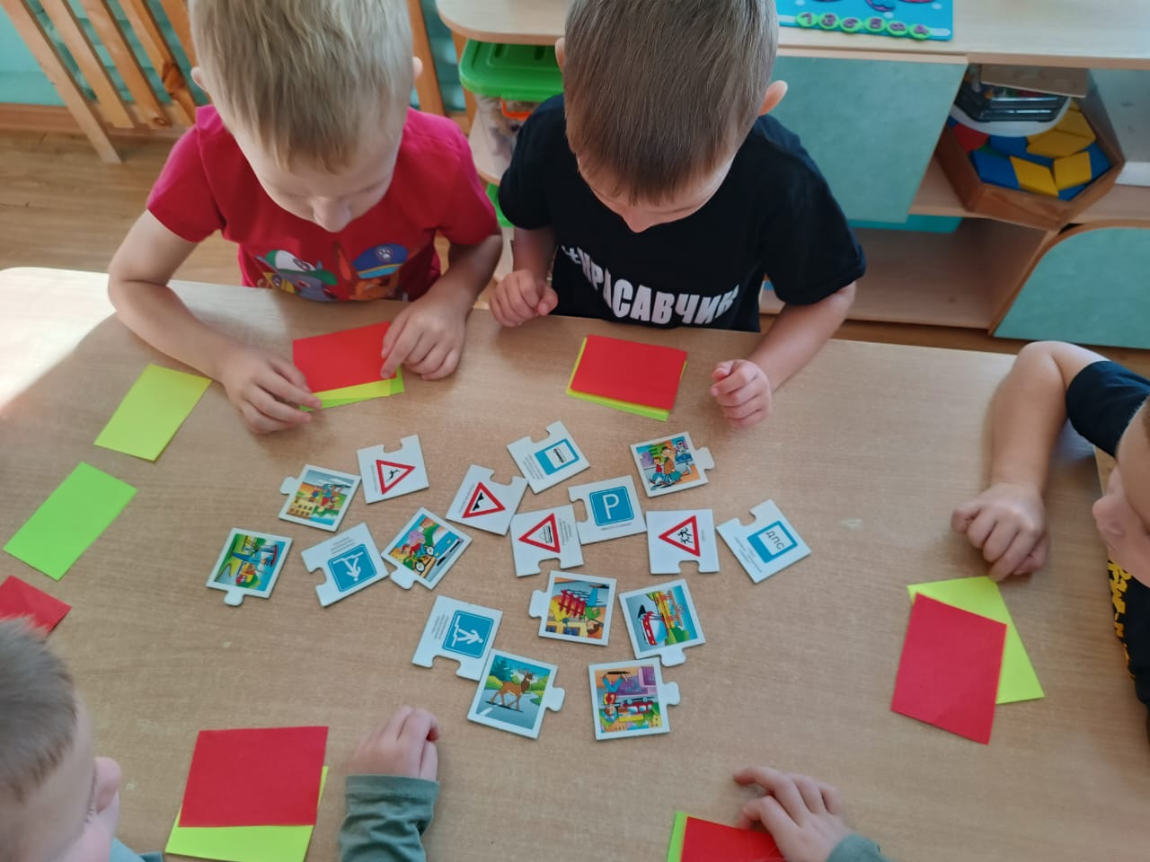 дети играют в настольные игры по ПДД