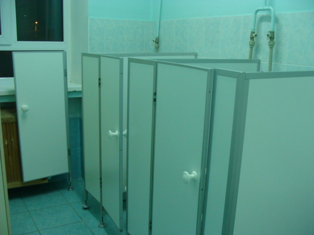 фото кабинки с унитазами в туалетной комнате